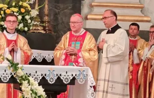 O cardeal Pietro Parolin em missa ontem (21) no Santuário Nacional de Nossa Senhora do Carmo de Berdychiv,