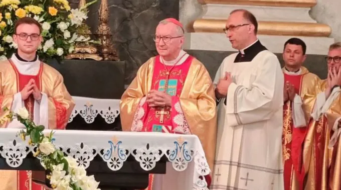 Cardeal Pietro Parolin em missa no Santuário Nacional de Nossa Senhora do Carmo de Berdychiv ?? 