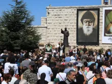 Milhares de fiéis em procissão eucarística no histórico mosteiro de São Maroun em Annaya, Líbano, na segunda-feira (22).