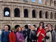 Participantes do projeto vão em uma "caminhada por Roma" para experimentar "a arte, a arquitetura, a história e a beleza" da cidade.