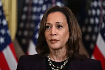 Kamala Harris fala a jornalistas