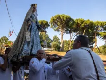 Fiéis levam a imagem de Nossa Senhora ao rio Tibre.