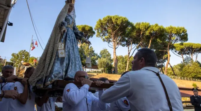 Fiéis levam a imagem de Nossa Senhora ao rio Tibre ?? 