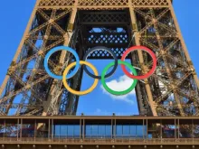 Símbolo olimpico na Torre Eiffel para os Jogos Olímpicos Paris 2024.