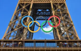 Símbolo olimpico na Torre Eiffel para os Jogos Olímpicos Paris 2024.