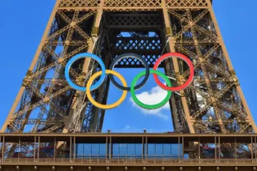 Símbolo olimpico na Torre Eiffel