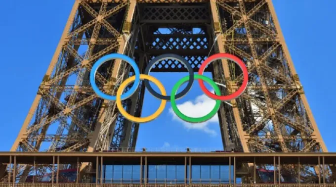 Símbolo olimpico na Torre Eiffel ?? 