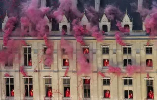 Nuvens de fumaça perto de janelas enquanto artistas participam da cerimônia de abertura das Olimpíadas Paris 2024 na sexta-feira (26).