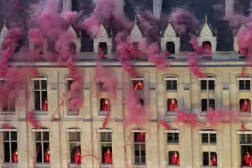 Nuvens de fumaça durante cerimônia de abertura das Olimpíadas Paris 2024