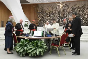 Papa Francisco reza durante encerramento do Sínodo da Sinodaliade em 2023