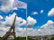 Bandeira olímpica em estádio próximo à torre Eiffel em Paris, França, na última quarta-feira (24).