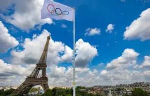 Bandeira olímpica em estádio próximo à torre Eiffel em Paris, França, na última quarta-feira (24).