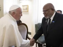 Papa Francisco recebe Dennis Francis ontem (29) no Vaticano