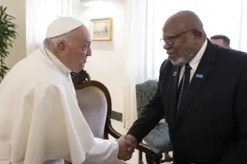 Papa Francisco e Dennis Francis