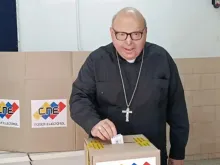 O bispo auxiliar de Caracas, Venezuela, dom Carlos Márquez Delima, em votação no domingo (28).