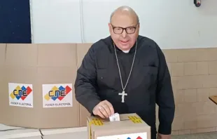 O bispo auxiliar de Caracas, Venezuela, dom Carlos Márquez Delima, em votação no domingo (28).