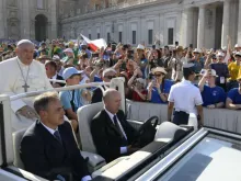 Papa Francisco recebeu ontem (10) dezenas de milhares de acólitos na praça de São Pedro, no Vaticano.