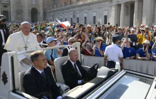 Papa Francisco recebeu ontem (10) dezenas de milhares de acólitos na praça de São Pedro, no Vaticano.