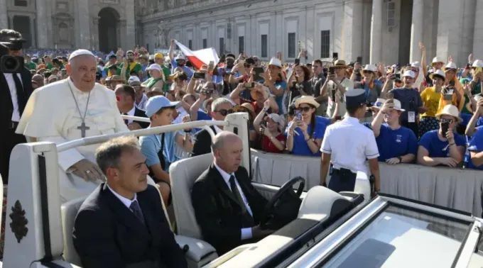 Papa Francisco recebe milhares de acólitos no Vaticano ?? 