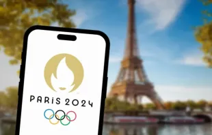 Logotipo das Olimpíadas Paris 2024 com a Torre Eiffel ao fundo.