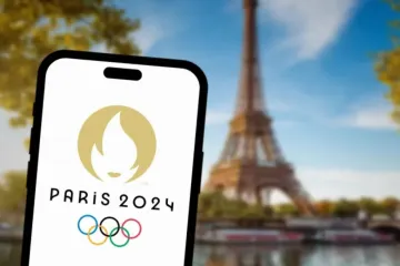 Logotipo das Olimpíadas Paris 2024 com a Torre Eiffel ao fundo