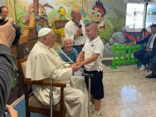 Papa Francisco cumprimenta menino ao lado da irmã Geneviève Jeanningros em visita ontem (31) ao Luna Park em Óstia, Itália.