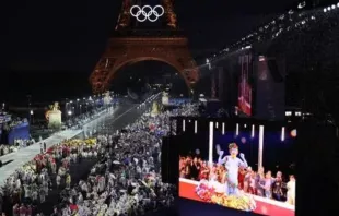 Delegações chegam ao Trocadero enquanto espectadores assistem à apresentação do cantor francês Philippe Katerine em um telão durante a cerimônia de abertura das Olimpíadas Paris 2024  em 26 de julho de 2024.