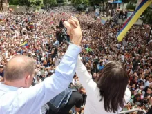 González Urrutia e María Corina Machado, líderes da oposição venezuelana, em manifestação em Caracas na terça-feira (30).