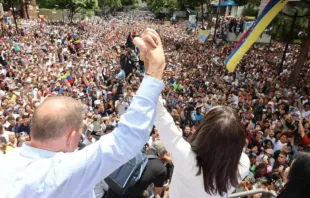 González Urrutia e María Corina Machado, líderes da oposição venezuelana, em manifestação em Caracas na terça-feira (30).