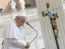 Papa Francisco reza durante audiência geral na praça de São Pedro, no Vaticano, em 29 de maio de 2024.