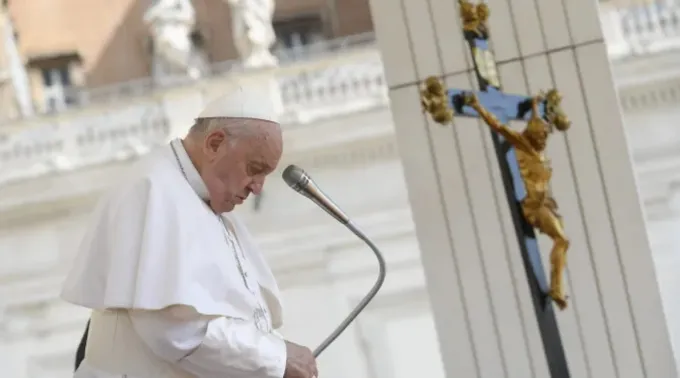 Papa Francisco reza durante audiência geral na praça de São Pedro ?? 