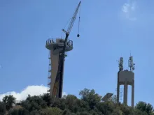 Preparação de guindaste na Torre de Nossa Senhora do Oriente em Al-Hwash, Síria, para instalar monumento a Nossa Senhora no domingo (5).