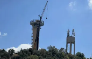 Preparação de guindaste na Torre de Nossa Senhora do Oriente em Al-Hwash, Síria, para instalar monumento a Nossa Senhora no domingo (5).