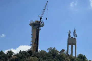 Preparação de guindaste na Torre de Nossa Senhora do Oriente