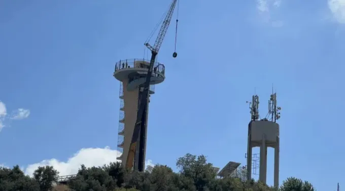 Preparação de guindaste na Torre de Nossa Senhora do Oriente ?? 