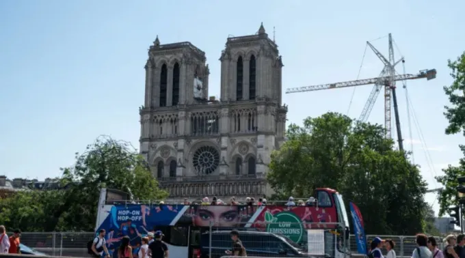 Fachada principal da catedral de Notre Dame de Paris ?? 