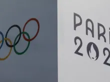 Banner com os anéis olímpicos e o símbolo das Olimpíadas Paris 2024 no Trocadéro, em Paris, França, em 14 de julho de 2024.