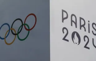 Banner com os anéis olímpicos e o símbolo das Olimpíadas Paris 2024 no Trocadéro, em Paris, França, em 14 de julho de 2024.