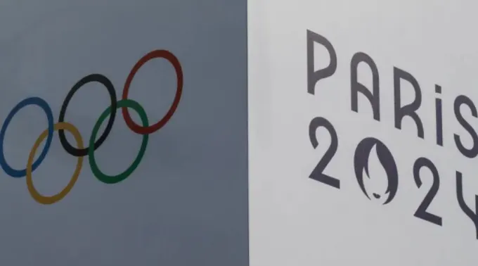 Banner com os anéis olímpicos e o símbolo das Olimpíadas Paris 2024 ?? 