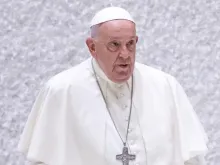 Papa Francisco ao chegar à audiência geral de hoje (7) no Vaticano.