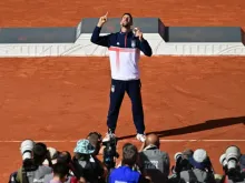 Novak Djokovic com medalha de ouro depois de vencer partida na Olimpíada Paris 2024 no domingo (4).