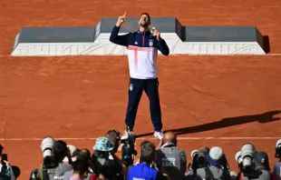 Novak Djokovic com medalha de ouro depois de vencer partida na Olimpíada Paris 2024 no domingo (4).