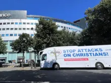 Ônibus da CitizenGo em campanha de protesto pedindo o fim de ataques a cristãos na Olimpíada Paris 2024.