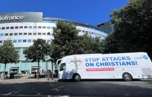 Ônibus da CitizenGo em campanha de protesto pedindo o fim de ataques a cristãos na Olimpíada Paris 2024.