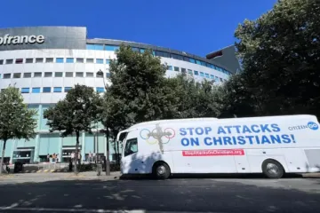 Ônibus da CitizenGo em campanha de protesto pedindo o fim de ataques a cristãos