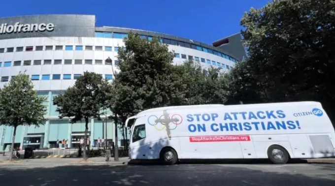 Ônibus da CitizenGo em campanha de protesto pedindo o fim de ataques a cristãos ?? 