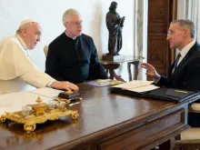 Papa Francisco ouve Patrick Kelly, cavaleiro supremo dos Cavaleiros de Colombo, descrever esforços da ordem para ajudar ucranianos em 11 de abril de 2022.