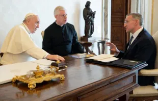 Papa Francisco ouve Patrick Kelly, cavaleiro supremo dos Cavaleiros de Colombo, descrever esforços da ordem para ajudar ucranianos em 11 de abril de 2022.