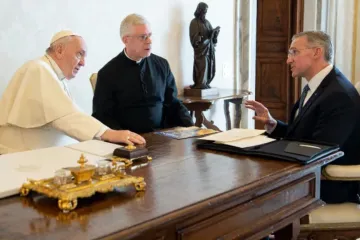 Papa Francisco ouve Patrick Kelly