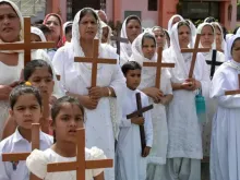 Cristãos participam de procissão de Sexta-Feira Santa em Amritsar, Índia, em 29 de março de 2024.